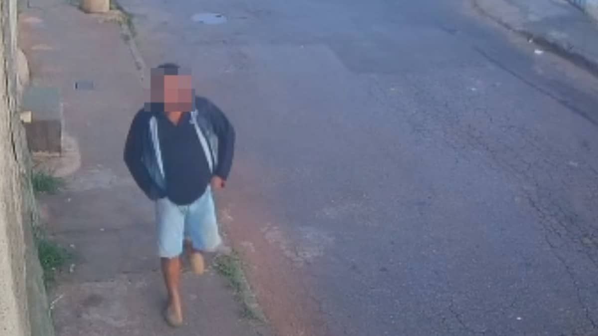 Vídeo mostra suspeito de estupro saindo de campo 3 horas depois de carregar jovem desacordada em BH 