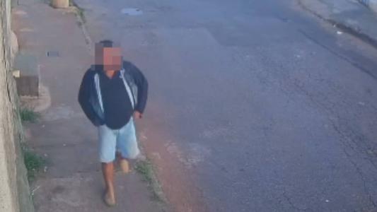 Vídeo mostra o momento que o homem volta sozinho do campo de futebol