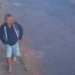 Vídeo mostra suspeito de estupro saindo de campo 3 horas depois de carregar jovem desacordada em BH