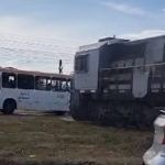Vídeo: passageira morre após ônibus ser atingido por trem de carga em Brasília