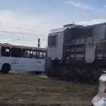 Vídeo: passageira morre após ônibus ser atingido por trem de carga em Brasília
