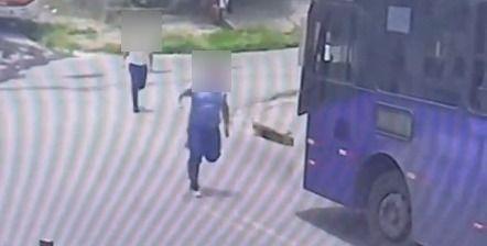 Vídeo mostra o motorista, com um objeto semelhante a uma faca na mão, perseguindo o guarda municipal pela rua