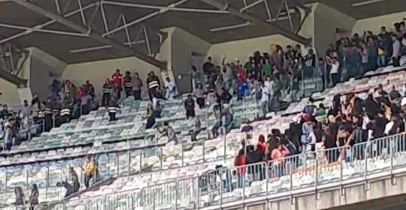 Vídeo mostra pancadaria entre estudantes durante aulão de IA no Mineirão