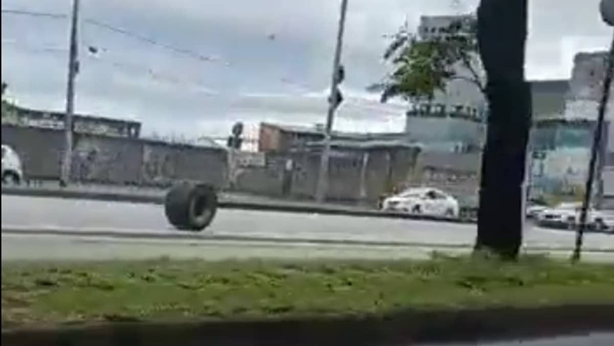 Vídeo: pneu se solta de Move e desce na contramão da avenida Antônio Carlos