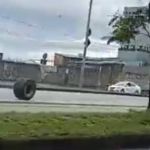 Vídeo: pneu se solta de Move e desce na contramão da avenida Antônio Carlos