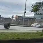 Vídeo: pneu se solta de Move e desce na contramão da avenida Antônio Carlos