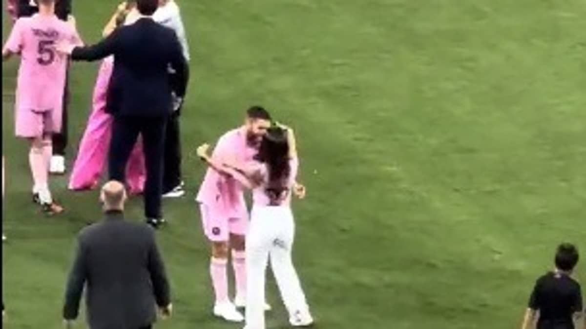 Confundiu? Mulher de Messi quase dá beijo em companheiro do argentino