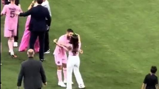 Vídeo mostra 'quase beijo' entre Jordi Alba e esposa de Messi
