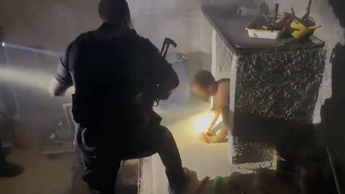 Vídeo: polícia encontra traficantes escondidos em buraco de casa no RJ