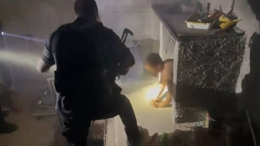 Vídeo mostra suspeitos saindo de buraco em casa de comunidade no Rio de Janeiro