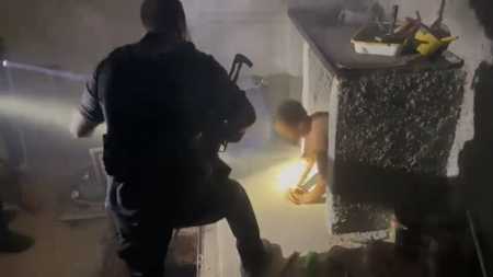 Vídeo mostra suspeitos saindo de buraco em casa de comunidade no Rio de Janeiro