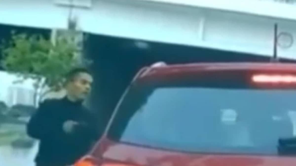 Vídeo: Bandidos se disfarçam de vendedores de salgadinhos e assaltam motorista em São Paulo