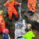 Vídeo: mulher cai de cachoeira ao fazer rapel e é resgatada por tirolesa no DF