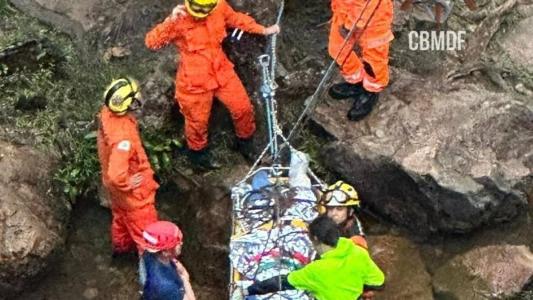 Vídeo: mulher cai de cachoeira ao fazer rapel e é resgatada por tirolesa no DF.