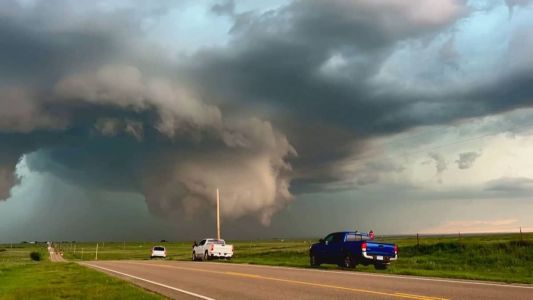 Vídeo: "Nuvem funil" se forma sobre cidade nos Estados Unidos.