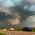 Vídeo: “Nuvem funil“ se forma sobre cidade nos Estados Unidos