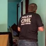 Vídeo mostra momento em que homem joga querosene e tenta explodir botijão de gás em delegado