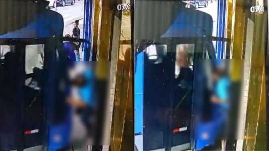 Vídeo: ônibus invade padaria e prensa homem contra parede no interior de MG