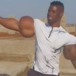 Vídeo: homem viraliza com músculos gigantes, é chamado de 'Popeye' e diz que era para atrair 'mulheres bonitas'