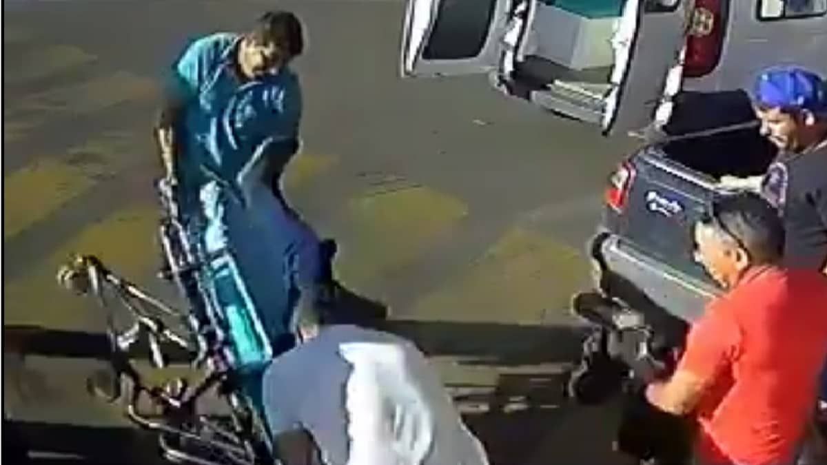 Vídeo: idoso cai de maca enquanto é atendido por enfermeiros no Sul de Minas