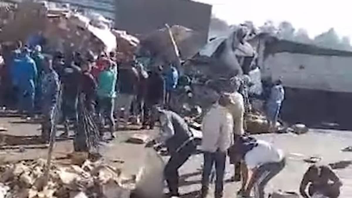 Vídeo: carga de caminhão tombado na BR-381, em Minas, é saqueada; motorista morreu