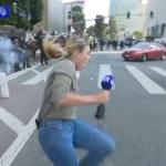 Vídeo: repórter é atingida por bala de borracha durante protestos em Los Angeles
