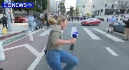 Repórter australiana Lauren Tomasi foi atingida por uma bala de borracha durante protestos em Los Angeles.