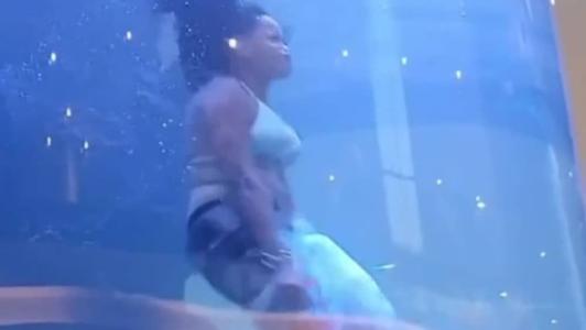 Vídeo: sereia fica ‘presa’ em aquário e se desespera para chegar à superfície