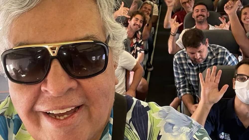 Vídeo: Sidney Magal atende a pedido de fãs e piloto e canta Sandra Rosa Madalena em avião