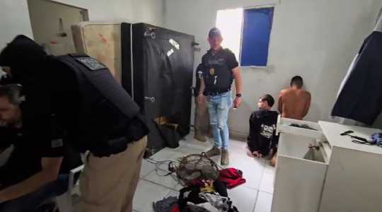 Momento em que homem acusado de ameaçar Felca de morte é preso, em Pernmabuco.