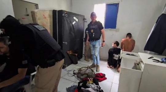 Momento em que homem acusado de ameaçar Felca de morte é preso, em Pernmabuco.