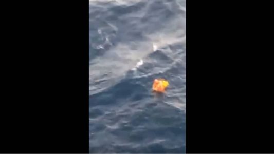 Vídeo: veja resgate do 6º náufrago de SC, encontrado preso a boia em alto-mar.