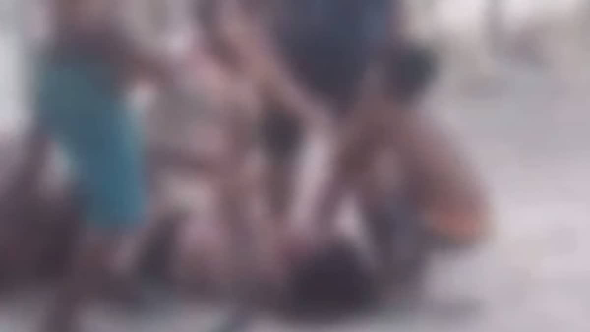 Vídeo: criança impede ‘tragédia’ ao segurar mão de mulher armada com faca durante briga