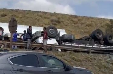 BR-040: capotamento envolvendo caminhão e carro fecha a rodovia na Grande BH