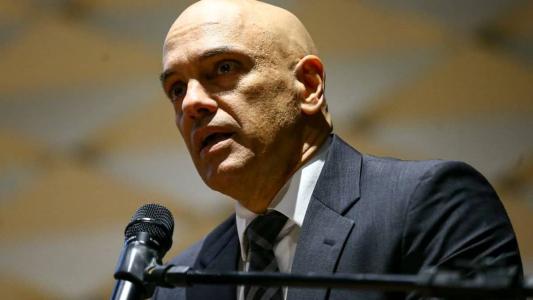 Vídeos da confusão entre brasileiros e o ministro Alexandre de Moraes chegaram ao Brasil nesta segunda-feira (4)