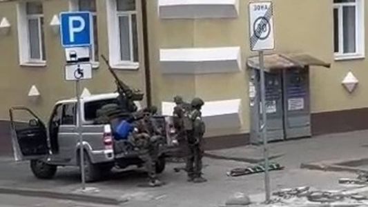 Vídeos divulgados pelo grupo mostram armamento pesado em cidade russa