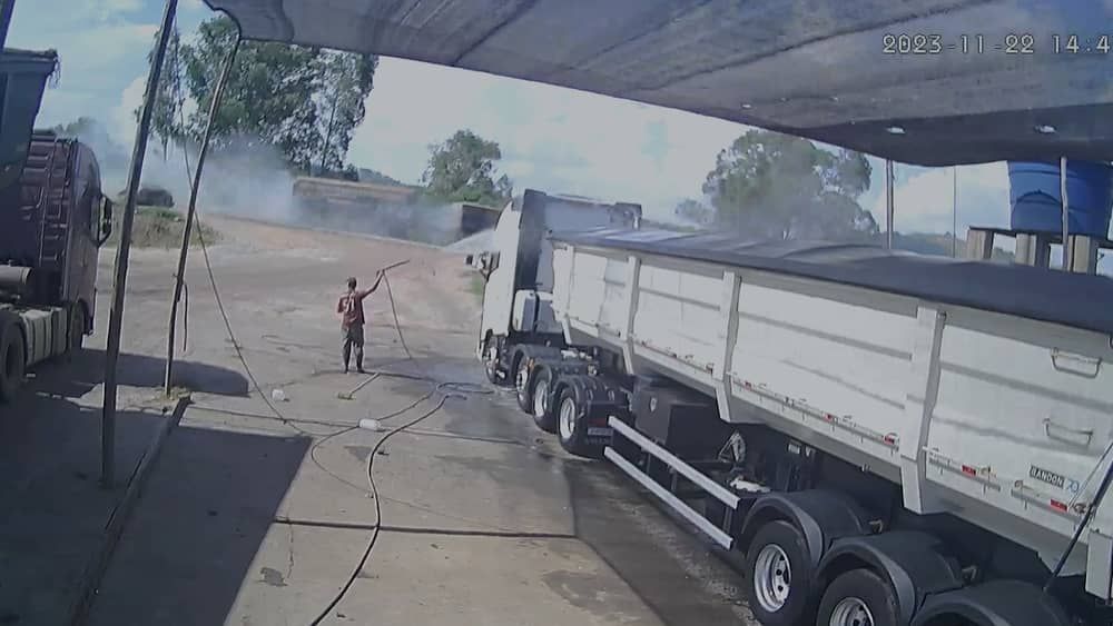 Vídeo mostra carreta bitrem carregada de milho batendo em carro no interior de Minas