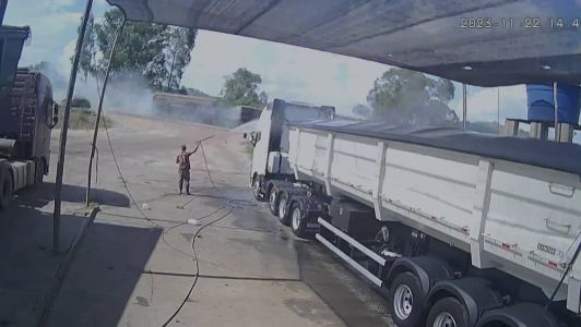 Vídeos mostra carreta bitrem carregada de milho batendo em carro no interior de Minas