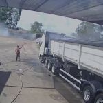 Vídeo mostra carreta bitrem carregada de milho batendo em carro no interior de Minas