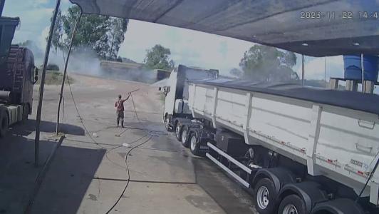 Vídeos mostra carreta bitrem carregada de milho batendo em carro no interior de Minas