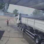 Vídeo mostra carreta bitrem carregada de milho batendo em carro no interior de Minas