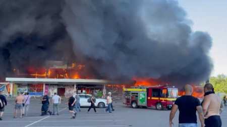 Vídeos mostram destruição em centro de compras na Ucrânia