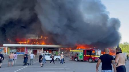 Vídeos mostram destruição em centro de compras na Ucrânia