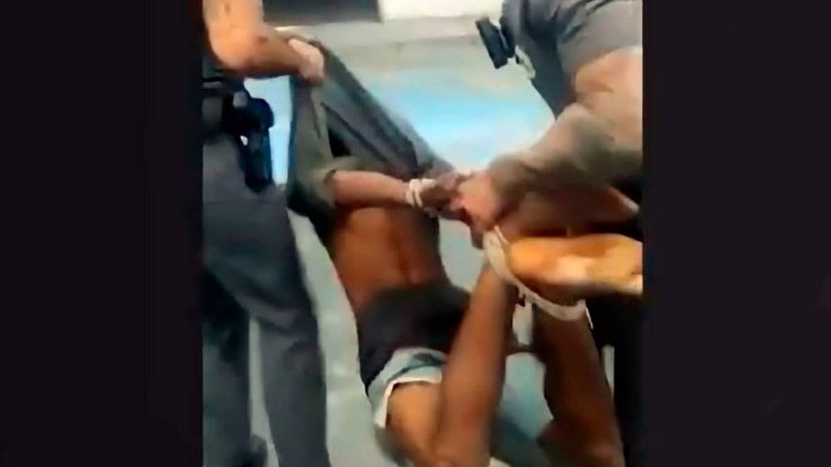Homem negro já estava algemado quando foi amarrado, mostram imagens
