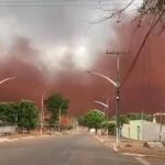 Vídeos: nuvem de poeira chama a atenção no interior de Goiás