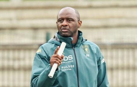 Patrick Vieira durante treino do Genoa em outubro de 2025