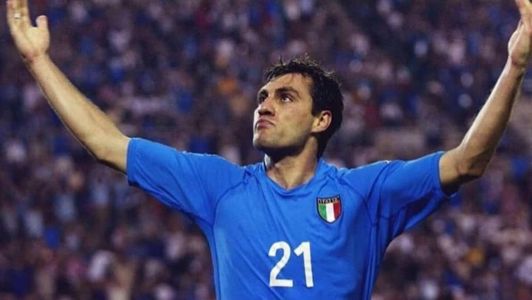 Vieri durante partida pela Seleção Italiana