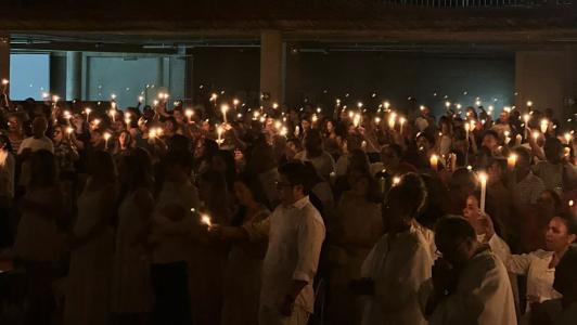 Foto mostra Vigília de Páscoa na Catedral Cristo Rei, em Belo Horizonte