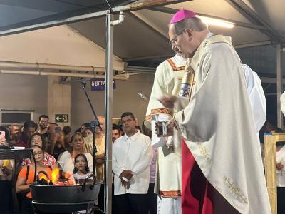 Foto mostra Vigília de Páscoa na Catedral Cristo Rei, em Belo Horizonte