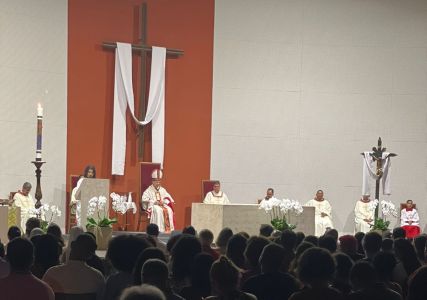 Foto mostra Vigília de Páscoa na Catedral Cristo Rei, em Belo Horizonte